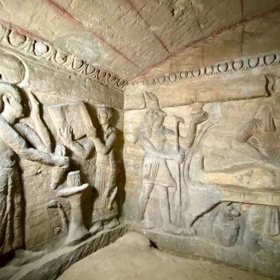 Hluboko v podzemí v El Shoqafa, pohřebiště využívané někdy od 2. do 4. st.n.l.