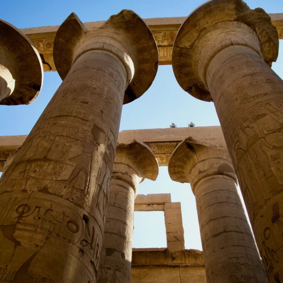 Sloupy v Karnaku pokryté hieroglyfy  