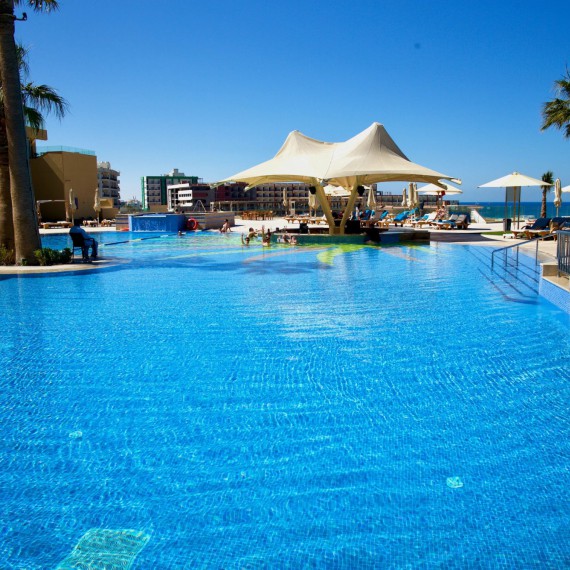 Bazén hotelu Hilton s plně funkčním barem