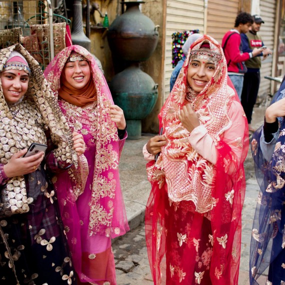Dívky na ulici Al- Muizz v blízkosti historické brány Bab - Al Futuh