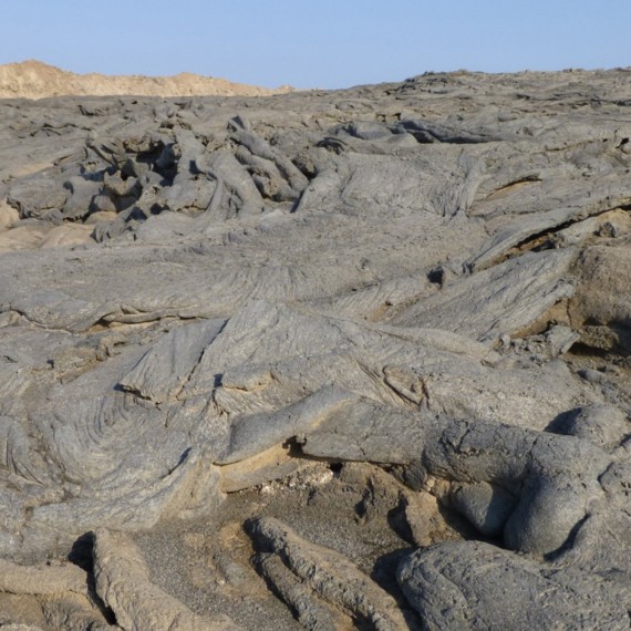 Čerstvé lávové jazyky na sopce Erta Ale