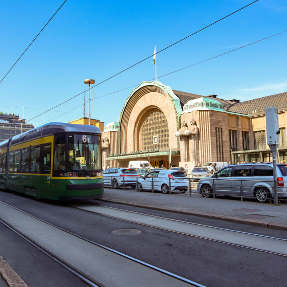 Helsinská tramvaj před hlavním nádražím.