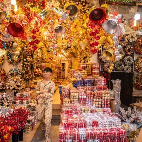 Vietnamská tržnice nabízí zboží všeho druhu