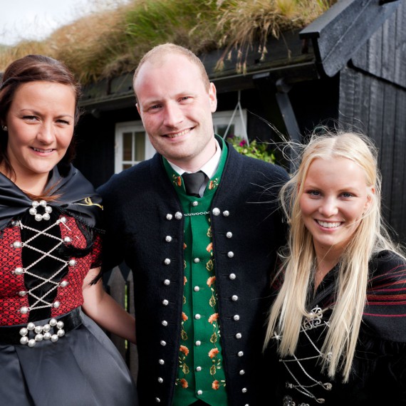 Místní v domorodých krojích