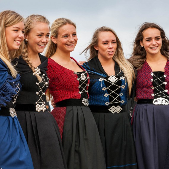 Místní dívky v krojích, na které jsou velmi hrdé