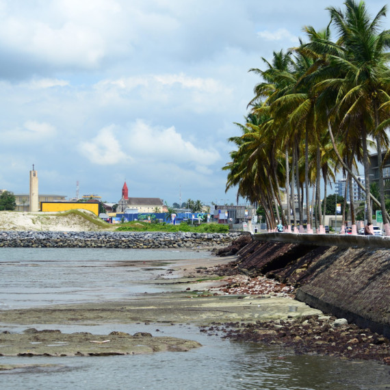 Město sice je na pobřeží, krásné pláže zde ale nečekejte.