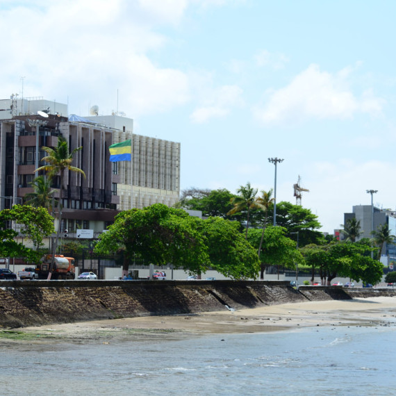 Město leží na pobřeží Atlantského oceánu, kudy se sem připlavili i první osvobození otroci.
