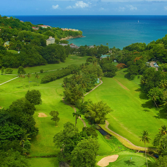 Milujete golf a jezdíte hrát po celém světě? Nezapomeňte na Svatou Lucii a její krásná hřiště u oceánu. Je to dokonalá kombinace spolu s luxusním letoviskem Sandals.
