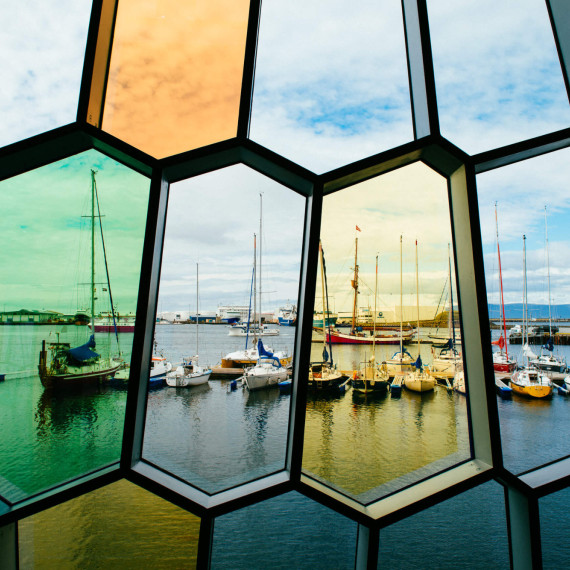 Výhled na starý přístav z budovy Harpa v Reykjavíku. Z tohoto přístavu vyplujeme i na pozorování velryb, rozhodnete-li se jít na tento fakultativní výlet.
