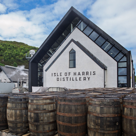 Na Harris se také nachází palírna.