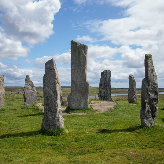 Stojí ve tvaru kříže v obkroužení lochů a jsou prý navázány na měsíční cykly.