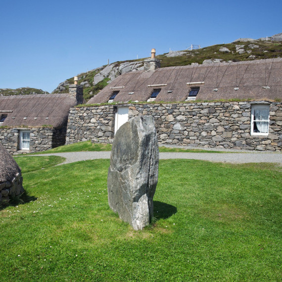 Lewis je málo znám o to překvapivější.