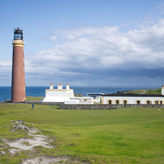 Maják na nejsevernějším bodě největšího ostrova Skotska.