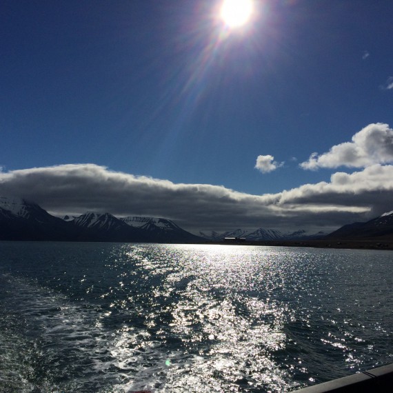 Z lodi si užíváme impozantní výhledy na okolní ostrovy.