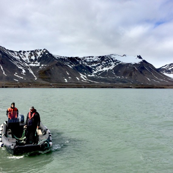 S měnícím se světlem se mění i odstíny vody.