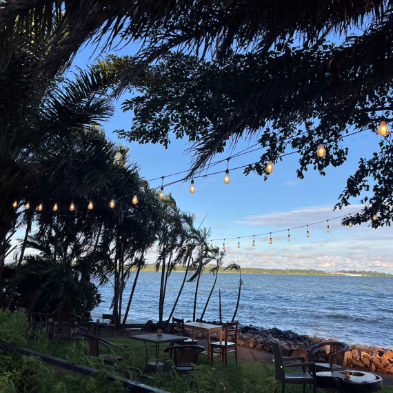 Entebbe, město na břehu Viktoriina jezera.