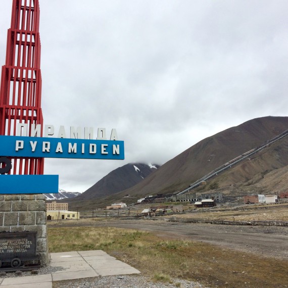 Pyramiden, v období studené války sovětské dolní město, dnes město duchů.