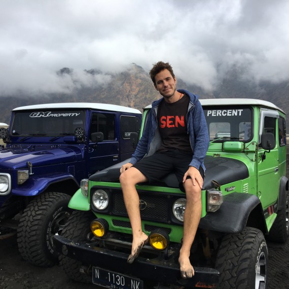 A projedeme se na džipech sopečnou krajinou