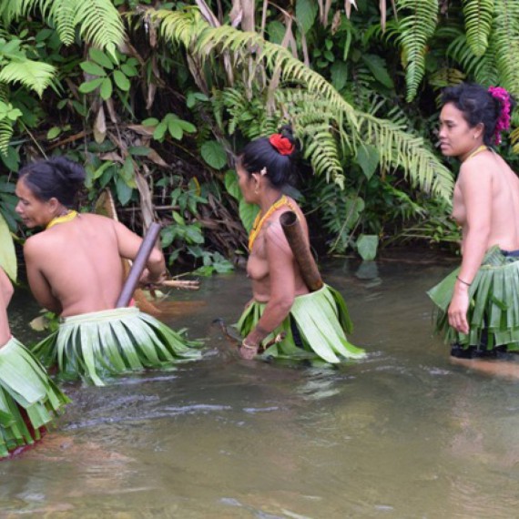 Místní ženy se vydávají do džungle nasbírat snídani