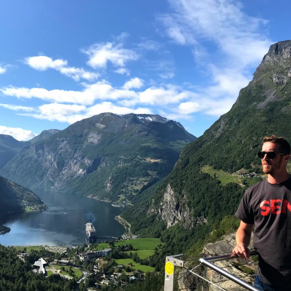 SEN u fjordu Geiranger 