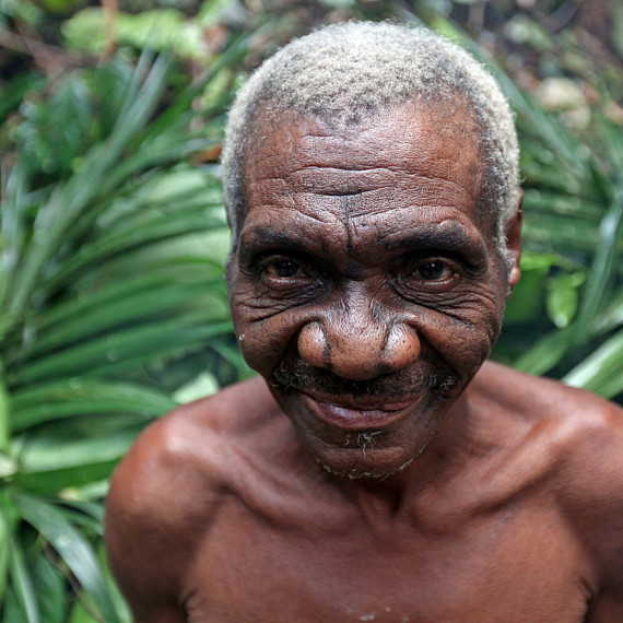 Náčelník - neví kolik má let. To tady vlastně neví nikdo. Na co.