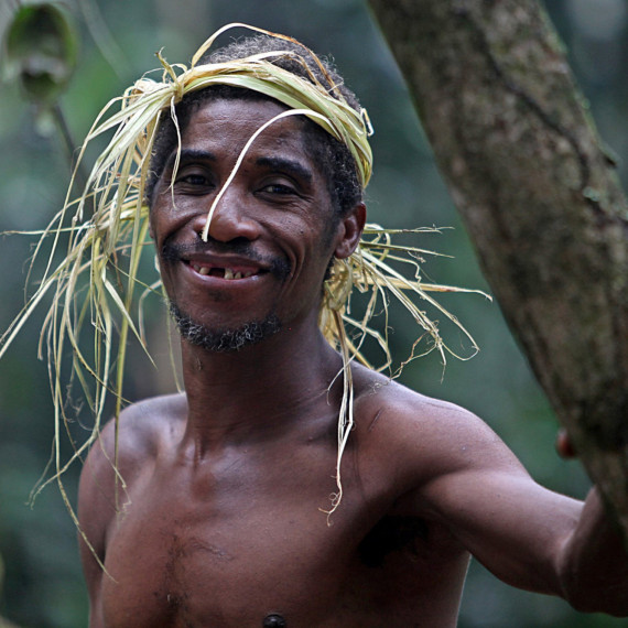 Nejsilnější lovec kmene nám ukáže, jak si zajistit potravu. Varujeme však, nejezte jejich jídla, spíše by vám ublížili.