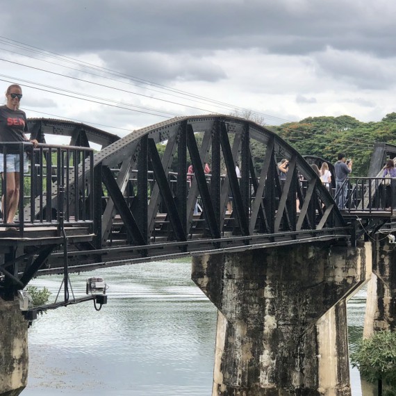 SEN na mostě přes řeku Kwai. 