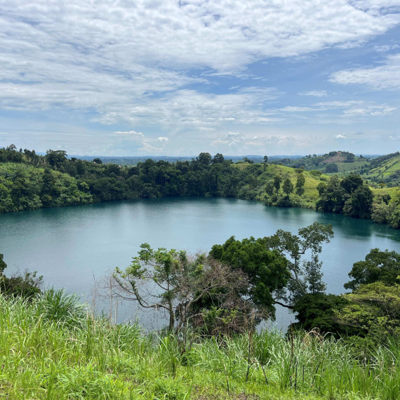 Jezera vulkanického původu, kolem kterých budeme procházet.