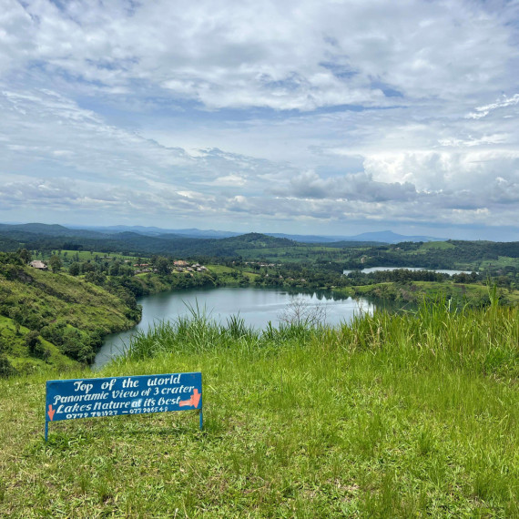 Zelená Uganda vás také okouzlí svými nádhernými kráterovými jezery.