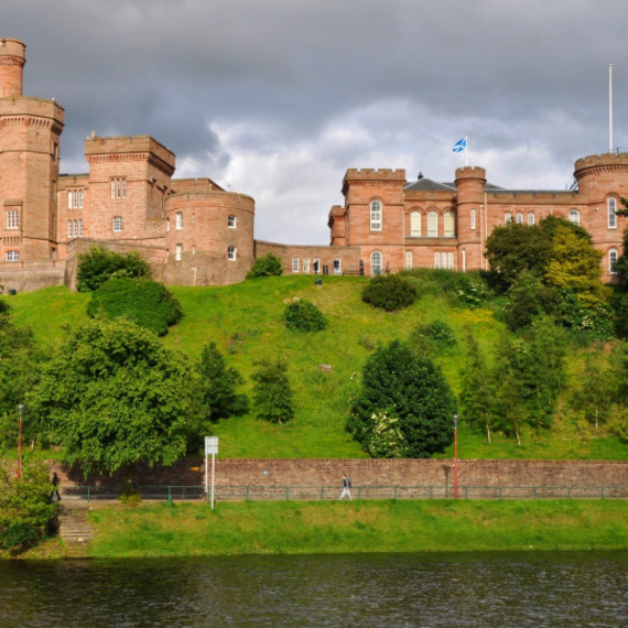 Majestátní Inverness Castle dominuje městu, které je hlavním městem Skotské vysočiny (Highlands).