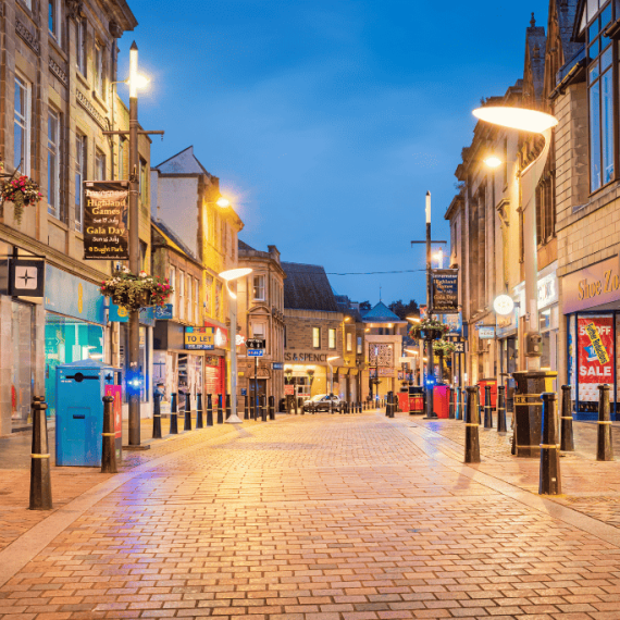 Večerní ulice Invernessu. Bude to poslední den ve Skotsku nebo se připojíte k pokračování zájezdu?