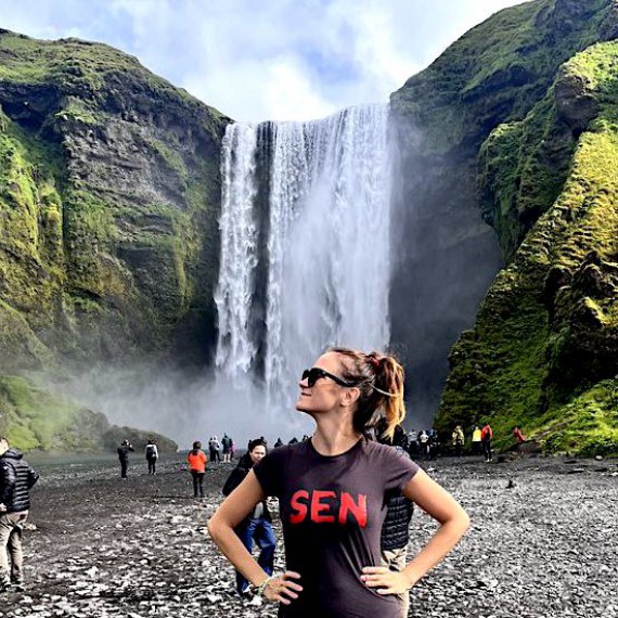 SEN a vodopád Skogafoss.