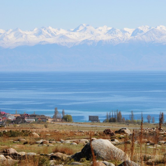 Jezro Issyk Kul obklopují hory Tian Šanu