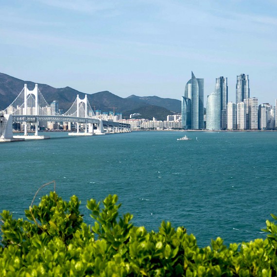 Diamantový most s moderními pusanskými mrakodrapy. Jižní Korea je dodnes zemí, kterou navštěvuje minimum turistů, proto pokud nemáte rádi davy turistů, určitě spojte návštěvu Japonska právě s Jižní Koreou.