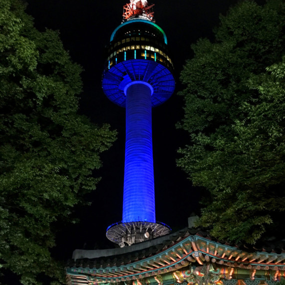 Noční N Soul Tower na vrchu hory Namsan.