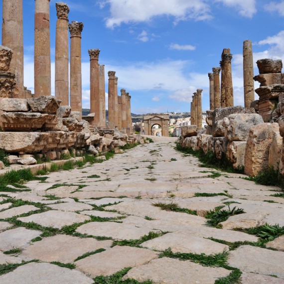 Kamenná cesta se sloupy a bránou