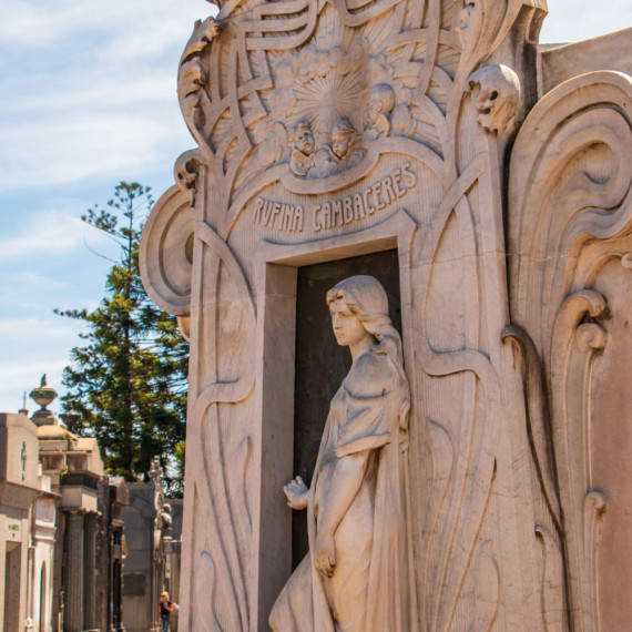 Další unikátní záběry, vyzdobené hrobky. Komu patří?