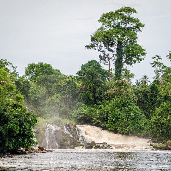 Nedaleko Kiribi padají vodopády Lobé přímo do zálivu Atlantského oceánu.