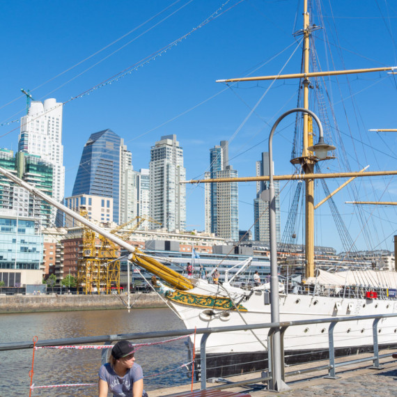 Pohled z vody na moderní čtvrť Buenos Aires, Puerto Madero vás přesvědčí, že toto město se vám bude líbit!