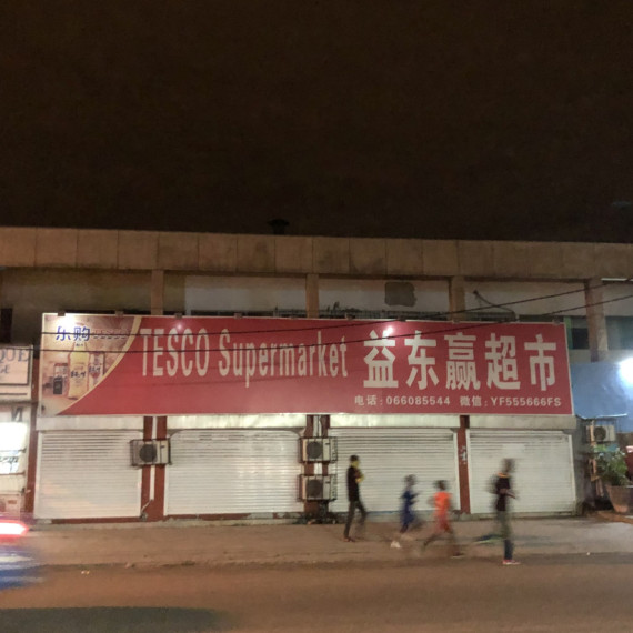 Nakoupíte v čínském Tescu?