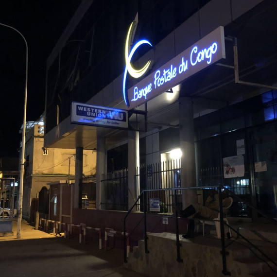 V zemi najdete také banky a bankomaty, spíše však spoléháme na hotovost.