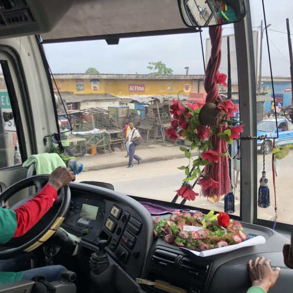 Kromě letecké, je hlavní dopravou autobusová.