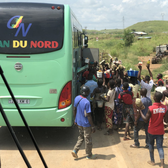 Když autobus zastaví, najednou se vyrojí prodavači lehkého občerstvení.