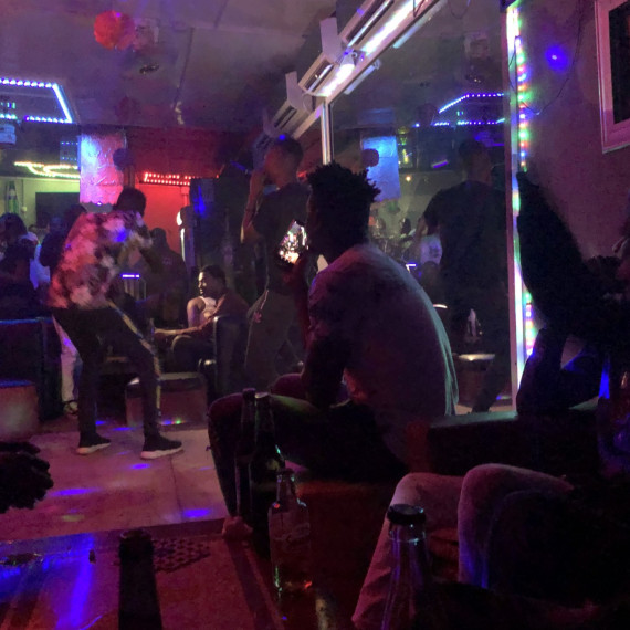 Noční život Brayyaville je rušný. Vzjedete do ulic?