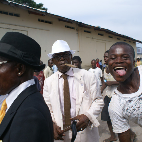 „Společenství elegantně oblečených lidí“ (Sape - Société des Ambianceurs et des Personnes Élégantes). Toto je kulturní fenomén měst Brazzaville a Kinshasa, který musíte zažít.