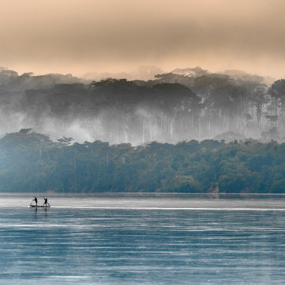 Břehy řeky jsou na některých místech na první pohled nedotčené a nádherné.