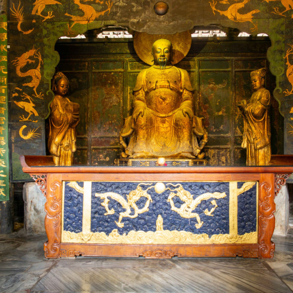 Zlatý Buddha v jednom z chrámů nedaleko Kunmingu.