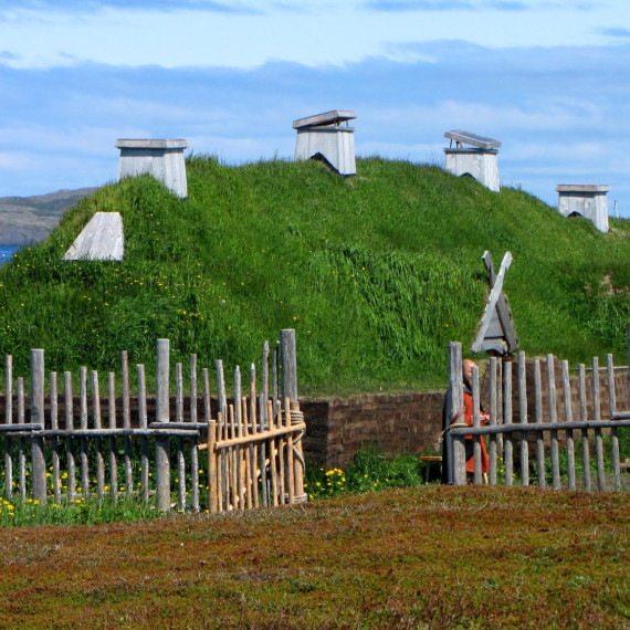 Mimo jiné se podíváme na původní budovy z rašeliny s dřevěným rámem podobné těm, které se dnes nacházejí například v norském Grónsku a na Islandu.