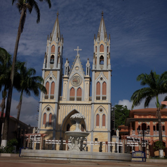 Prelietame do Rovníkovej Guiney na ostrov Bioko. Hlavná katedrála v Port Clarence, ktorý bol premenovaný na Santa Isabel a teraz sa volá Malabo.