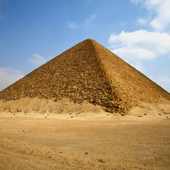 Červená pyramida - druhá největší pyramida v Egyptě.